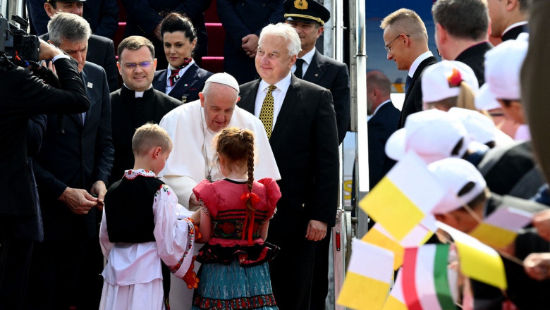 Papa Francisc a ajuns la Budapesta pentru o vizita de trei zile in Ungaria. Suveranul Pontif se va intalni cu Viktor Orban Imagine