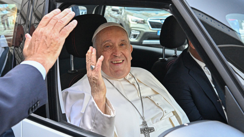 Papa Francisc a fost externat din spital, dupa noua zile de la operatia abdominala Imagine