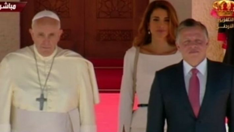 Papa Francisc a oficiat o slujba in fata a zeci de mii de oameni din Iordania Imagine