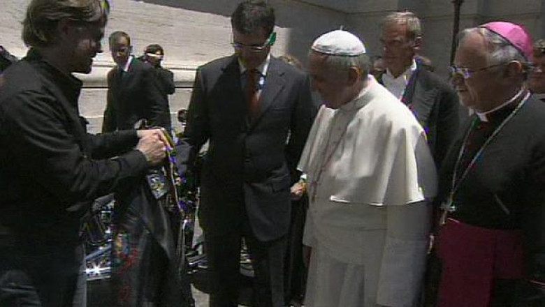 Papa Francisc a primit doua motociclete si o geaca de piele Imagine
