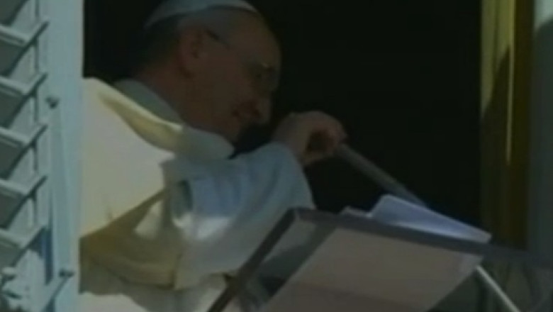 Papa Francisc a ramas fara microfon in timpul slujbei de duminica Imagine