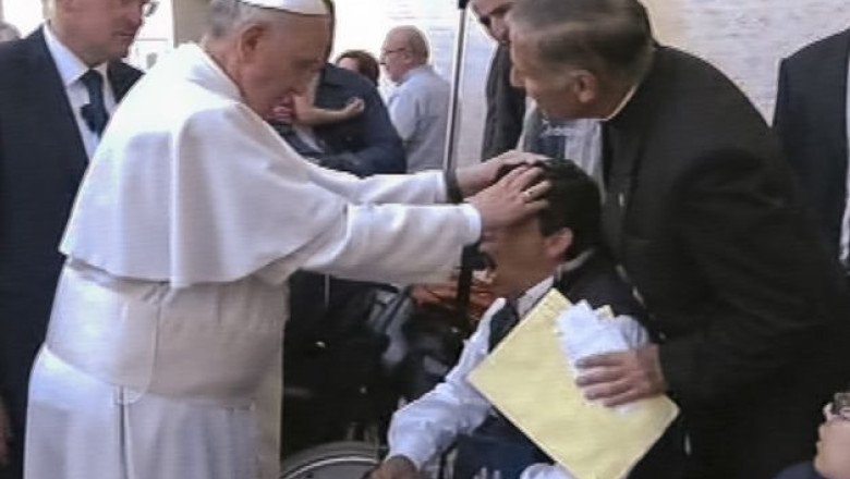 Papa Francisc este banuit ca ar fi exorcizat un tanar imobilizat in scaunul cu rotile Imagine