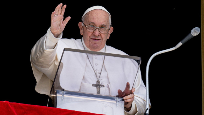 Papa Francisc i-a facut cadou Regelui Charles bucati din Sfanta Cruce Imagine