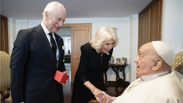 Papa Francisc i-a primit pe regele Charles si regina Camilla la Vatican. Ce le-a transmis Suveranul Pontif Imagine