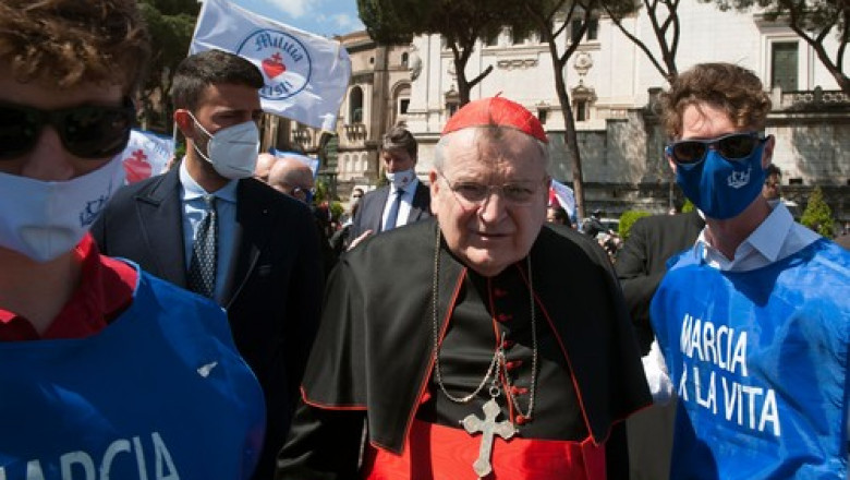 Papa Francisc il lasa fara o parte din privilegii pe cardinalul conservator Raymond Burke, unul dintre cei mai aprigi critici ai sai Imagine