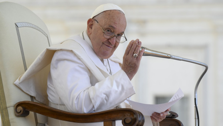 Papa Francisc le-a transmis preotilor sa tina predici scurte ca sa nu adoarma oamenii la slujbe Imagine