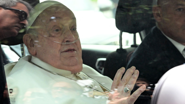 Papa Francisc s-a intors la Vatican, dupa ce a aparut la balconul spitalului din Roma. Care este starea Suveranului Pontif Imagine