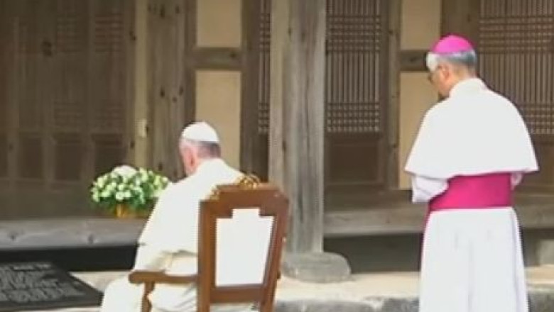 Papa Francisc s-a rugat la altarul primului preot catolic coreean Imagine