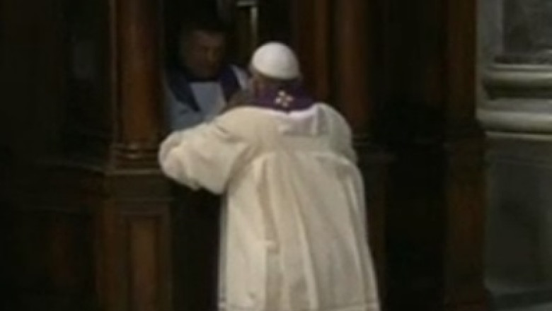 Papa Francisc s-a spovedit in public Imagine