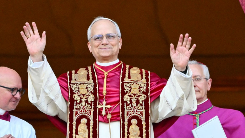 Papa Leon implineste astazi 70 de ani. Suveranul Pontif a primit un tort de Ciocolata de la Portillo's din Chicago Imagine