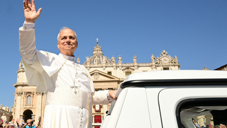 Papa Leon rupe codul vestimentar papal cu un accesoriu sport. Cum i-a surprins pe fanii baseballului la Vatican Imagine