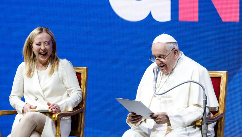 Papa spune, cu premierul Giorgia Meloni de fata, ca doar cei bogati isi permit sa aiba copii in Italia Imagine