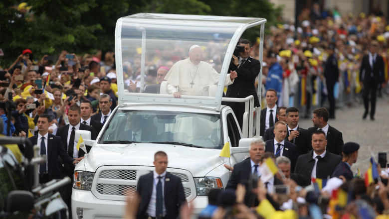 Papamobilul suveranului pontif va fi transformat in spital mobil pentru copiii din Gaza Imagine