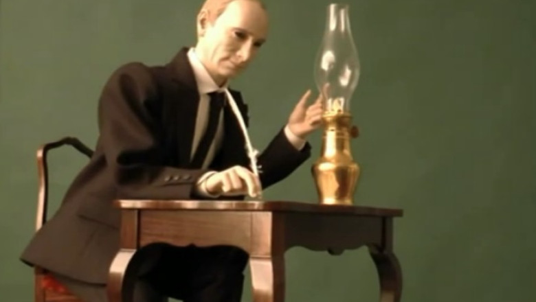 Papusa care il reprezinta pe Vladimir Putin semnand anexarea Crimeii, scoasa la licitatie Imagine