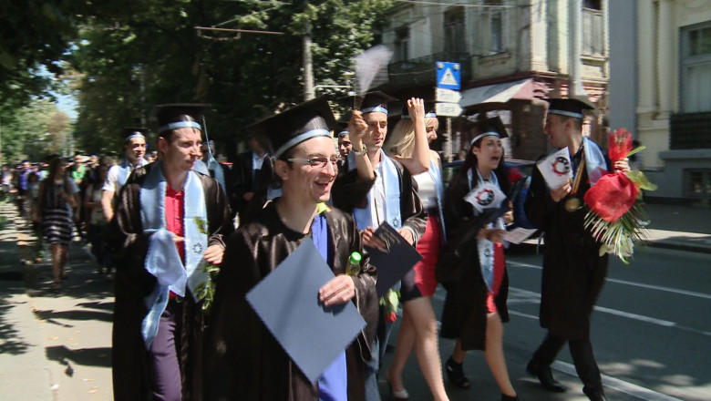 Parada absolventilor la Mecanica. Peste 100 de tineri au defilat astazi pe strazile Galatiului Imagine