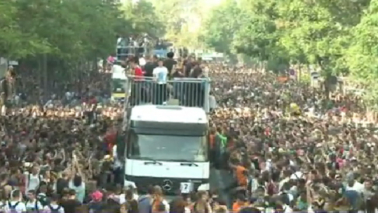 Parada de muzica tehno la Paris. Au participat 350.000 de oameni Imagine