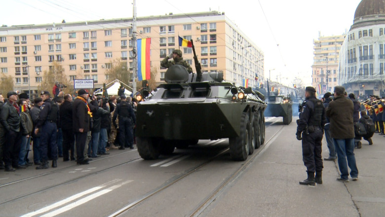 Parada de Ziua Nationala. Sute de militari, politisti, pompieri si jandarmi au defilat la Iasi Imagine