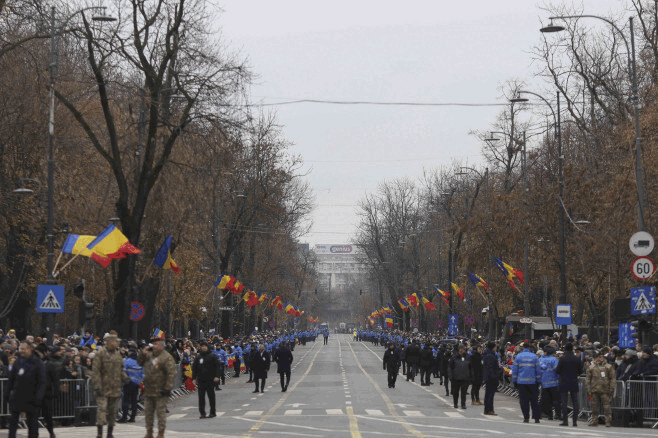 Parada militara de 1 decembrie. Ce militari, aeronave si tehnica militara au participat la defilarea pe sub Arcul de Triumf Imagine