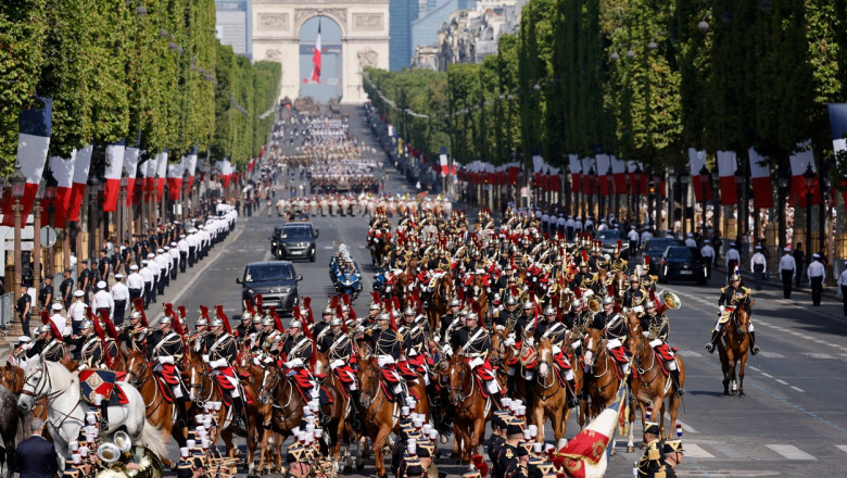 Parada militara de Ziua Nationala a Frantei. Ceremonia, deschisa de drapelele a noua state invitate, printre care si Romania Imagine