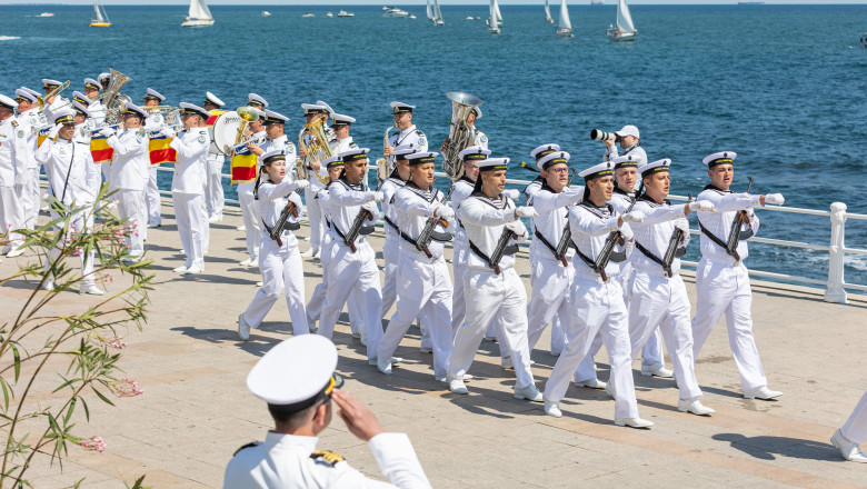 Parada navala si ceremonii militare la Constanta, de Ziua Marinei. Presedintele absent, premierul huiduit Imagine