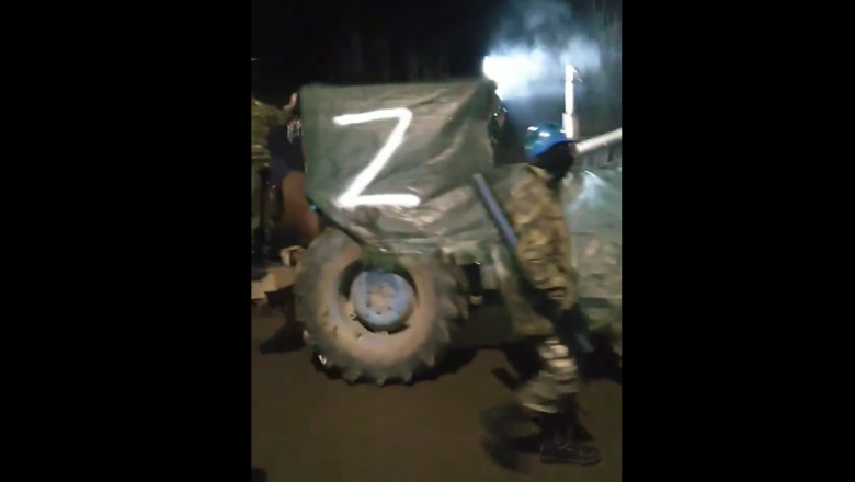 Parada scandaloasa in Bacau: Oamenii s-au costumat in rusi si au defilat in masini cu litera Z. "Putin" indemna la viol Imagine