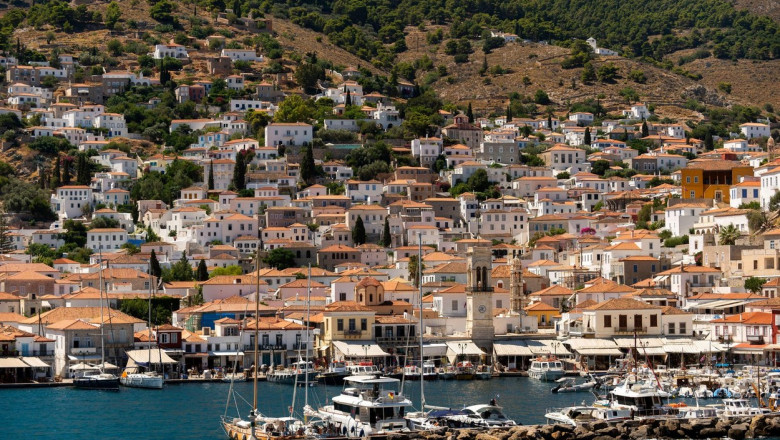 „Paradis. Un loc magic”. Cum este viata pe Hydra, insula din Grecia unde masinile sunt interzise, iar oamenii calatoresc pe cai Imagine