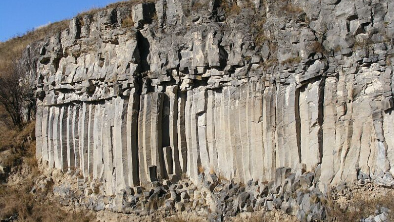 Paradisul de bazalt de la Racos. Coloanele de piatra au peste un milion si jumatate de ani Imagine