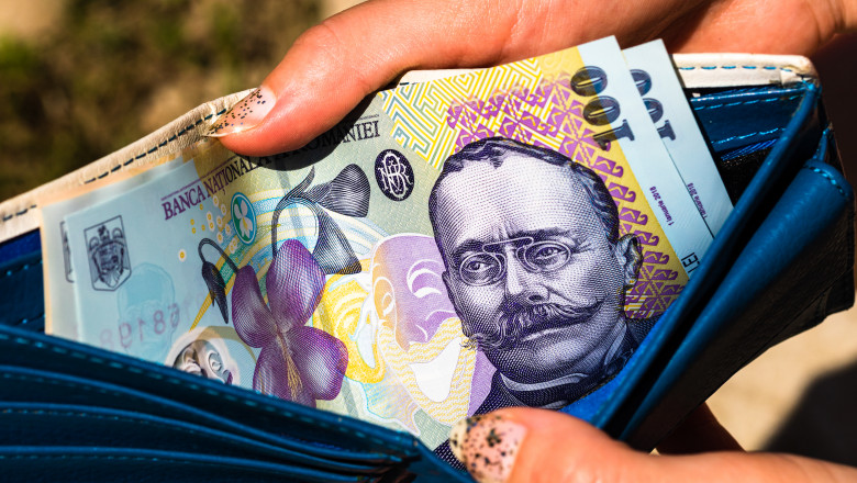 Paradox in randul generatiei „digitale”: Jumatate dintre tineri prefera banii cash. „Mi-e mai usor sa tin cont cand ii dau din mana” Imagine