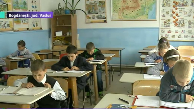 Paradox intr-o comuna din Vaslui: intr-o scoala mica se invata in trei schimburi, alta e in constructie de 10 ani Imagine