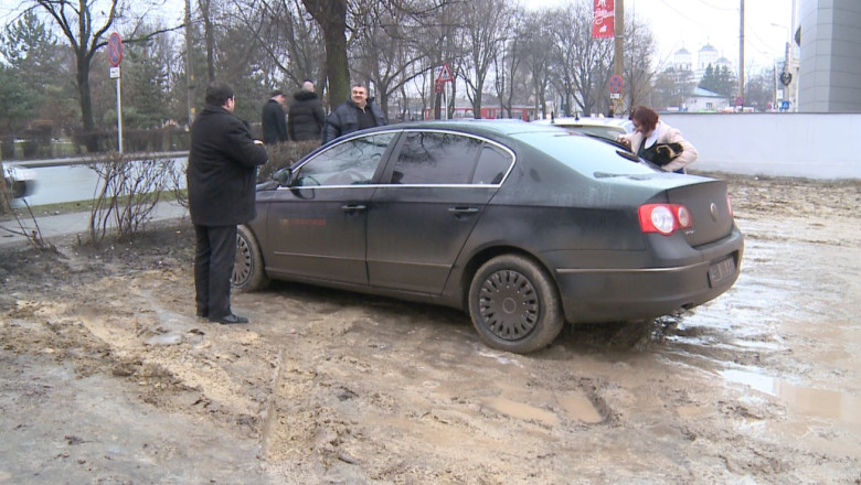 Parcare in noroi - singura varianta pentru cei care ajung la Palatul de Justitie din Iasi Imagine