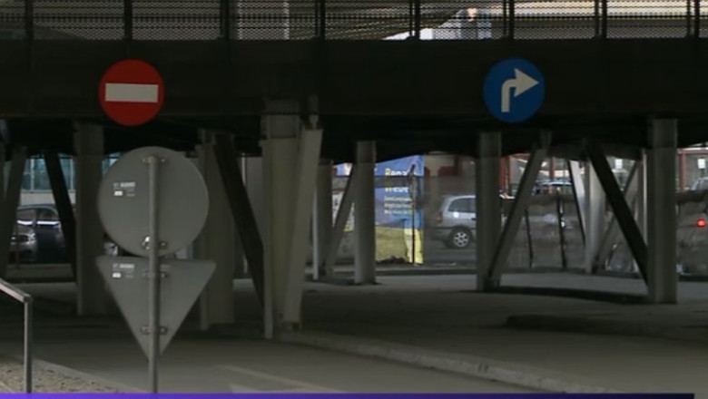 Parcarea supraetajata de sub podul Basarab zace nefolosita de un an din cauza lipsei unui aviz Imagine