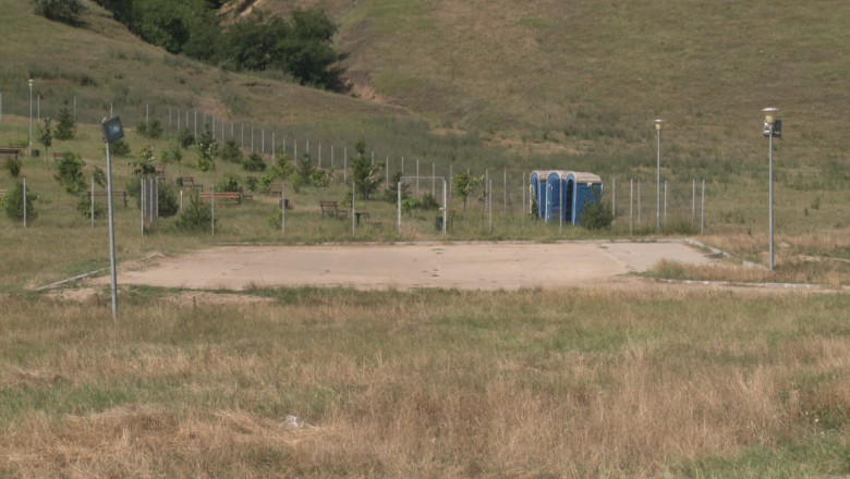 Parcul nimanui. Intre localitatile Fantanele si Scanteiesti, pe camp, a fost construit un parc in care nu exista niciun leagan sau tobogan Imagine