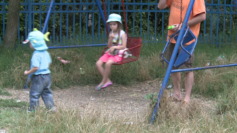 Parcurile de cartier, ignorate de autoritati! Leaganele rupte reprezinta un pericol pentru copii Imagine