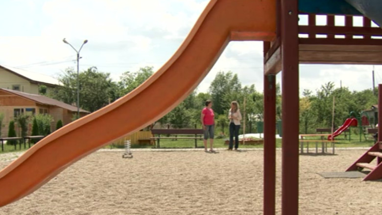 Parinti de imprumut. 12.000 de persoane au atestat de asistent maternal in Romania Imagine