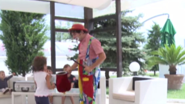 Parinti relaxati: hotelurile au inclus servicii de baby sitting, cu bone care au grija de cei mici Imagine