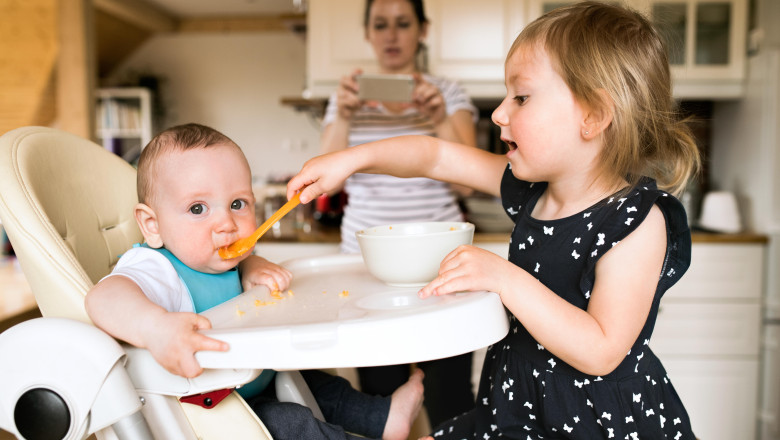 Parintii care pun pe internet clipuri cu copiii lor ar putea sa fie obligati sa le dea acestora bani Imagine