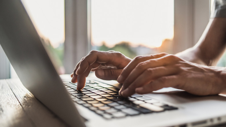 Parintii copiilor cu dizabilitati pot lucra de acasa 8 zile pe luna. Ce mai prevede proiectul adoptat de catre deputati Imagine