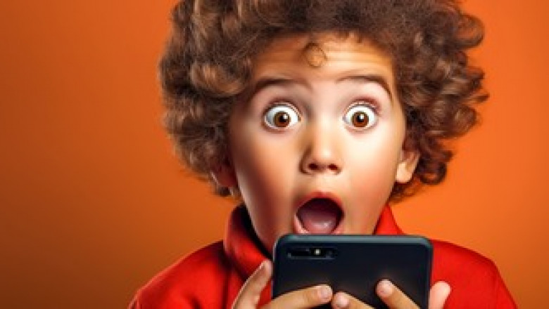 Parintii nu ar trebui sa le cumpere smartphone-uri copiilor sub 11 ani, avertizeaza un operator de telefonie mobila din Marea Britanie Imagine