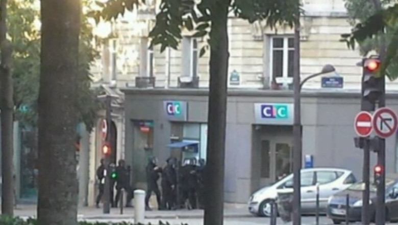 Paris: Un barbat a luat patru ostatici in sediul unei banci Imagine