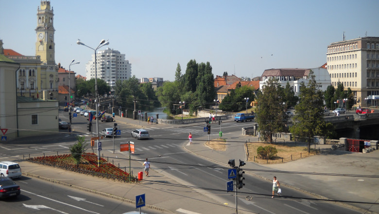 Parjol in Bihor. 38 de grade la umbra. Oradenii s-au refugiat in parcuri si in stranduri Imagine