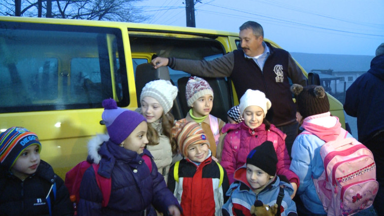 Parlamentar, sofer pe microbuzul scolii. Deputatul Ioan Sorin Roman s-a oferit voluntar sa conduca microbuzul scolii din Cefa Imagine