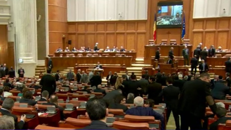 Parlamentarii PNL si PSD au parasit Plenul reunit, in care trebuia sa se dea votul pentru V. Ciorbea. Premierul: Am picat in Caragiale de tot Imagine