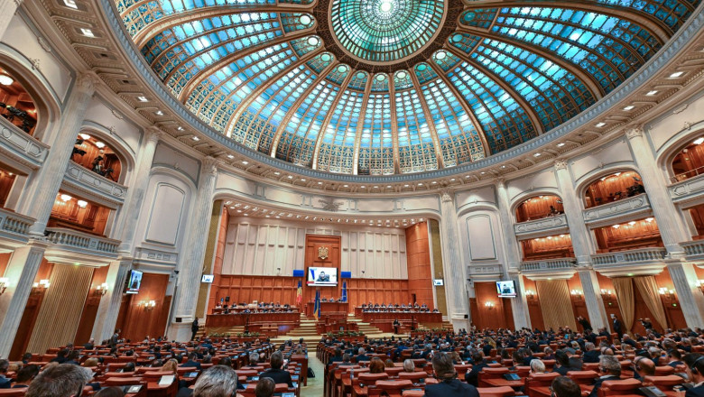 Parlamentarii si-au majorat sumele forfetare cu 1.500 de euro. „Salariul net al angajatilor din cabinete e in continuare mic” Imagine