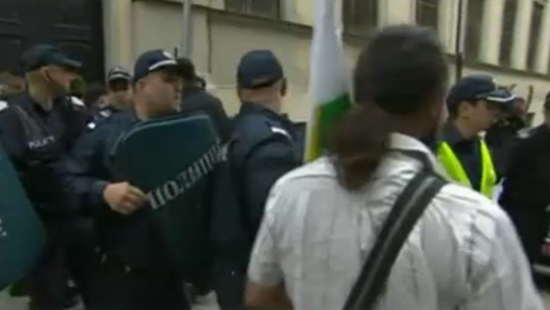 Parlamentul bulgar, blocat de protestatari Imagine