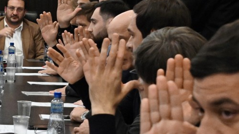 Parlamentul din regiunea separatista georgiana Abhazia a votat impotriva acordului de investitii cu Rusia, care a declansat proteste Imagine