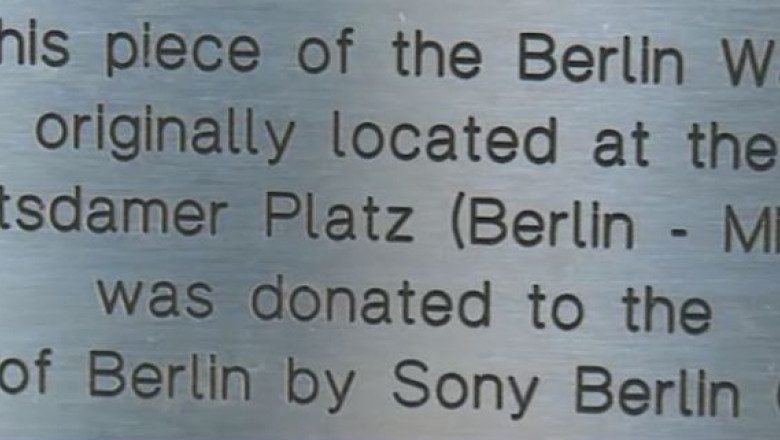 Parti din zidul Berlinului, in toata lumea. O bucata a ajuns si la Timisoara Imagine