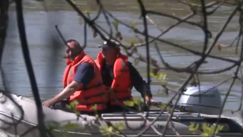 Parti dintr-un cadavru uman, gasite in raul Mures. Ar putea fi vorba de fetita de 7 ani din ambarcatiunea care s-a rasturnat in aprilie Imagine