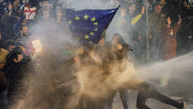 Partidul de guvernamant din Georgia retrage proiectul „agentilor straini” inspirat de la rusi, dupa doua nopti de proteste violente Imagine