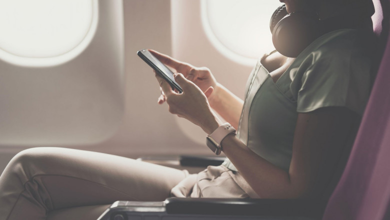 Pasagerii companiilor aeriene din UE vor putea vorbi la telefon in timpul zborului Imagine