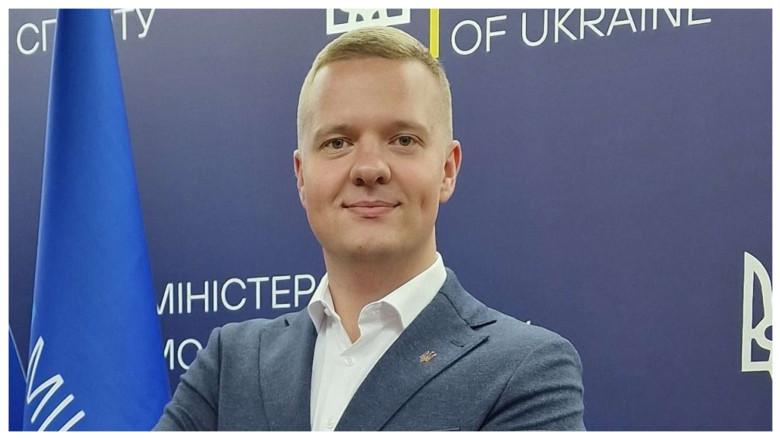 Pasaport diplomatic. Mintile noastre, miza Razboiului Tacut Imagine